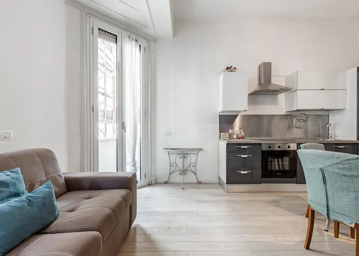 Guesthost - Central Station Renovated Apt