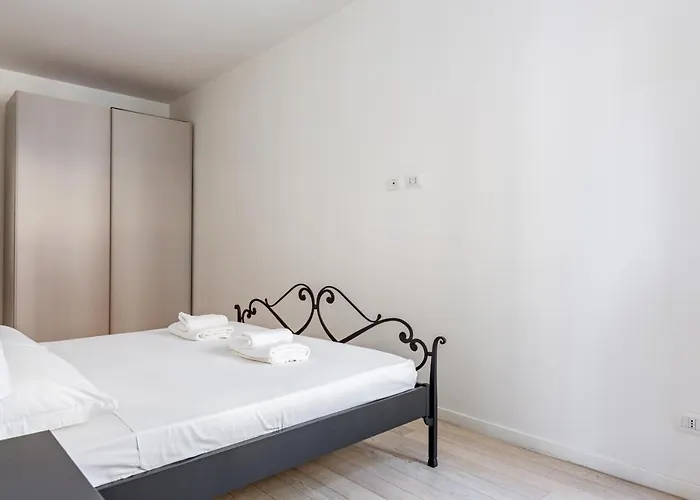 Guesthost - Central Station Renovated Apt